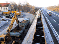oberste Lage durchbindender Erdbewehrung